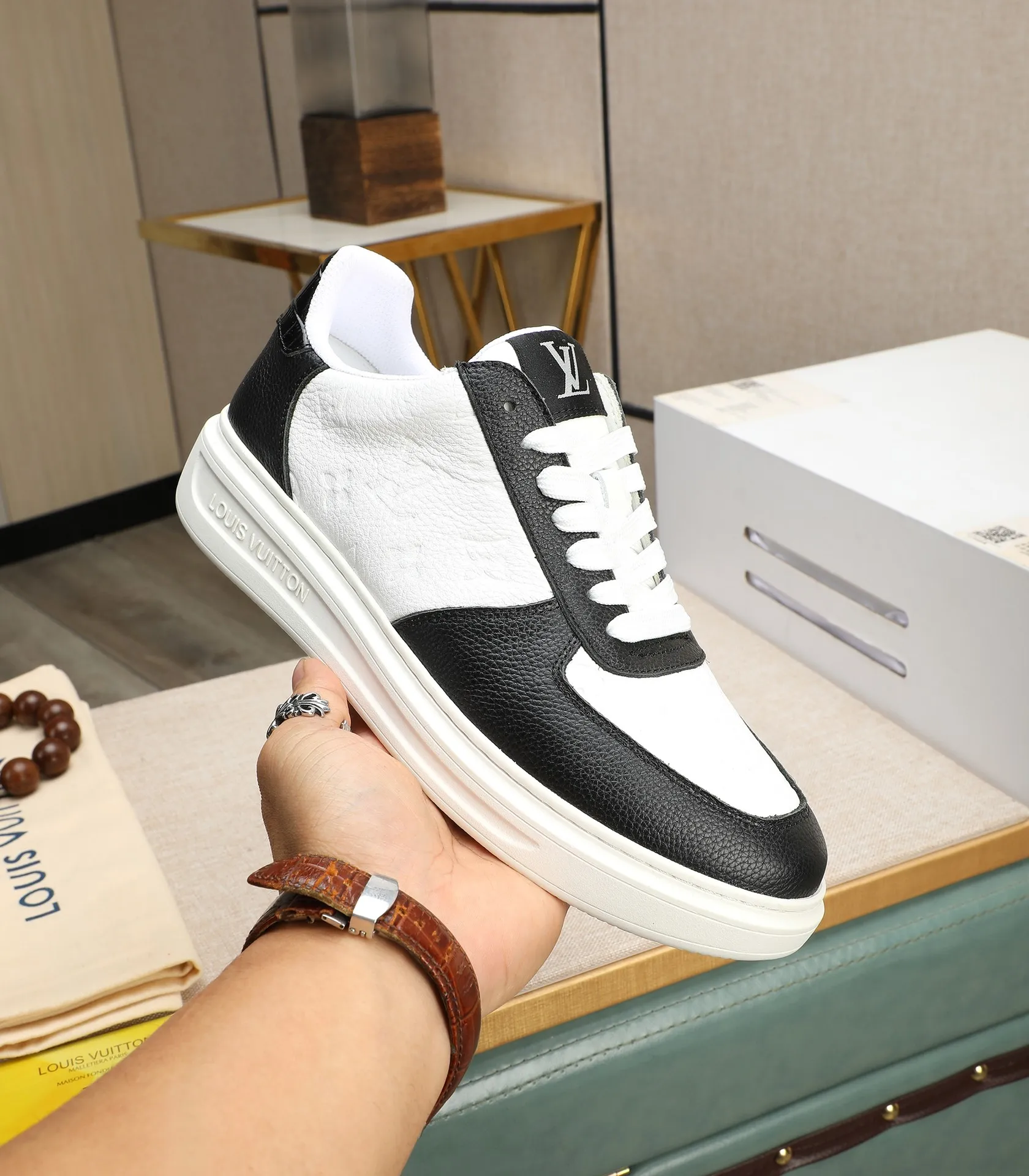 Men's shoes 💰540 💰(Niuli: full package) louis vuitton (Louis Vuitton/lv) top 🔍🔍 new models are on sale at the same time at the counter. The upper 🇮🇹 is imported from Italy, first-layer cowhide, and the lining is fully imported cowhide. 💪💪, completely 1⃣️ to 1 ⃣️Re-engraved🇮🇹💪💪, ⚠Sole: The original sole is specially provided by the original factory, the exclusive movable molded sole is super comfortable, ⚠The original factory follows the order, 🔍🔍high quality, you can enter and exit the counter at will, welcome to compare⚠. Code number:38-44